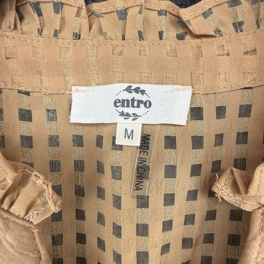 Entro Blouse Womens Size M Tan Excellent Ruffle Shoulder Grid V-Neck Top T19088 - Picture 2 of 7